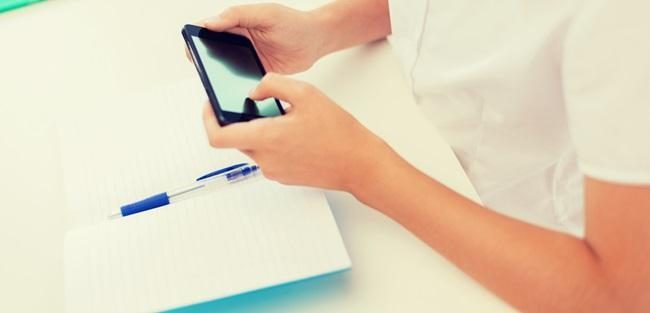 É preciso proibir o uso dos celulares nas escolas?