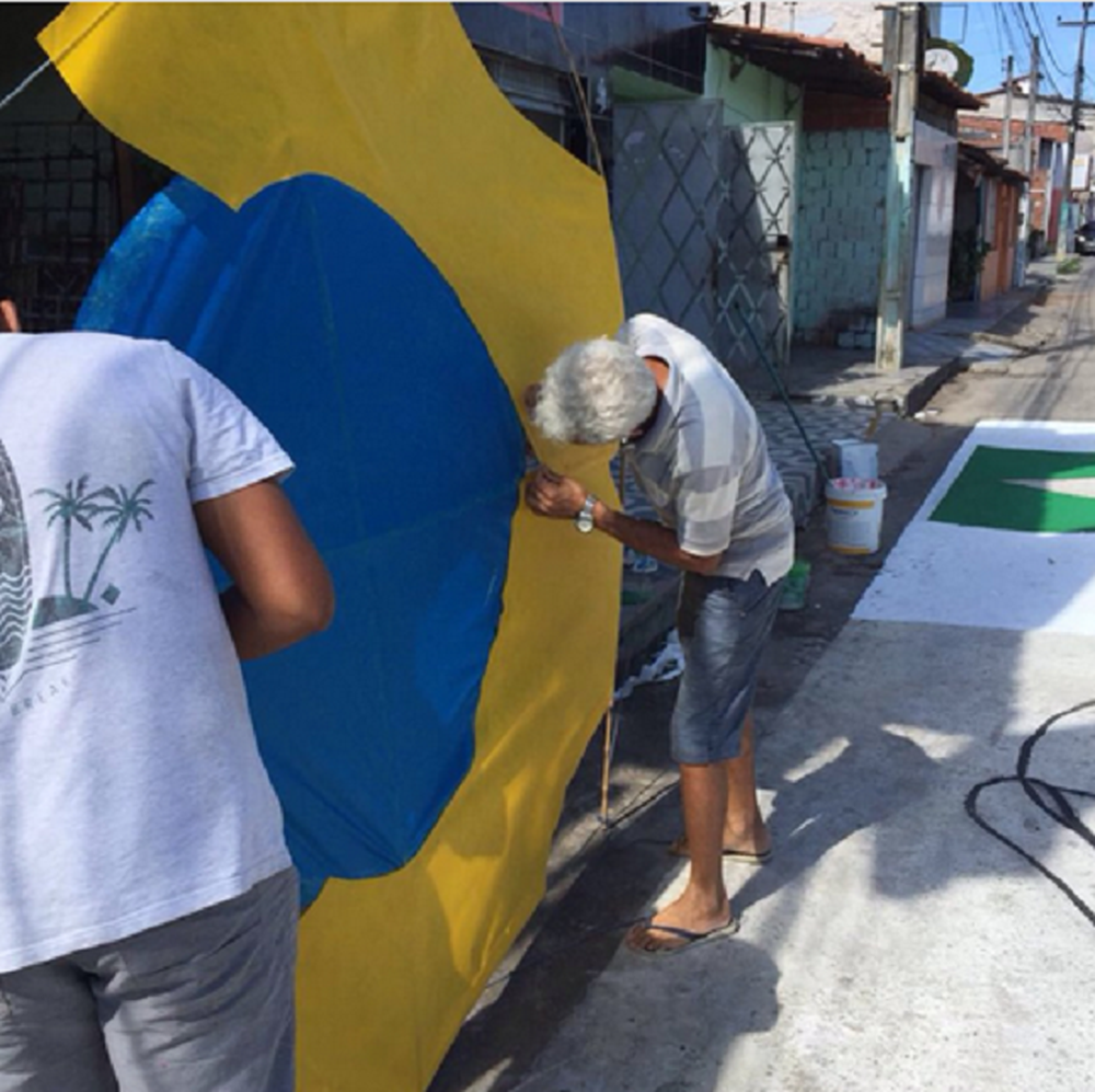 Artesão cria pipa de três metros de altura para homenagear Brasil na Copa